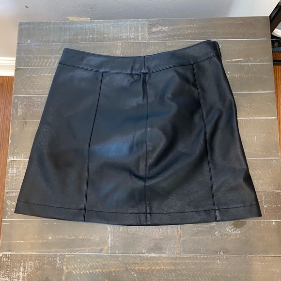 NWOT Forever 21 black faux leather skirt - Picture 4 of 5